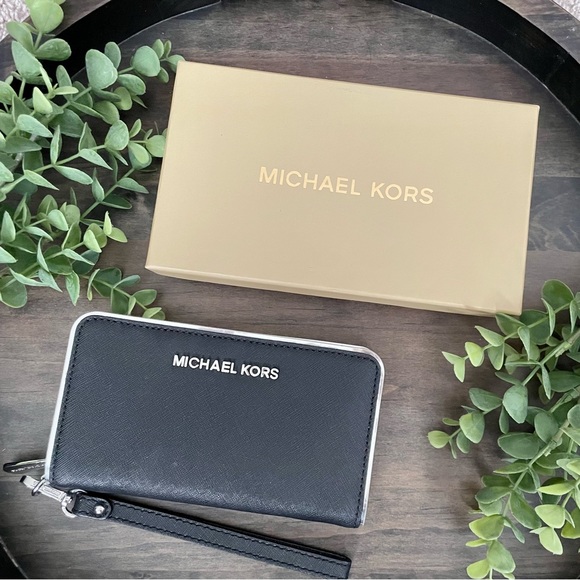 Michael Kors Handbags - Michael Kors Black Wristlet